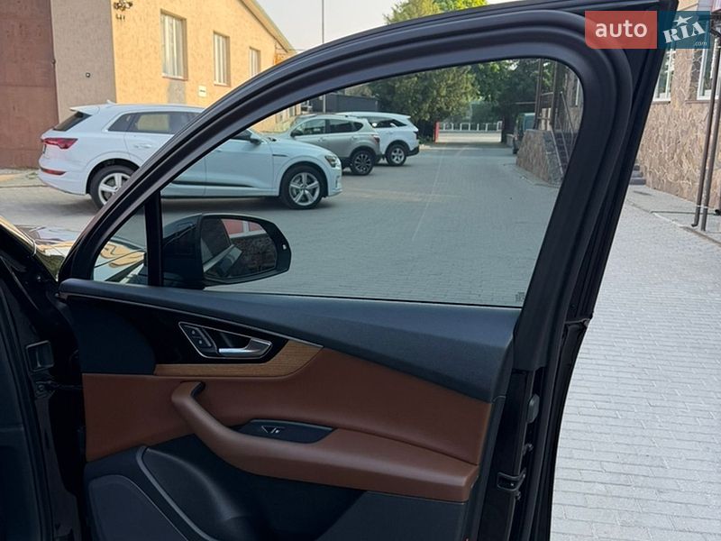Позашляховик / Кросовер Audi Q7 2017 в Володимирі