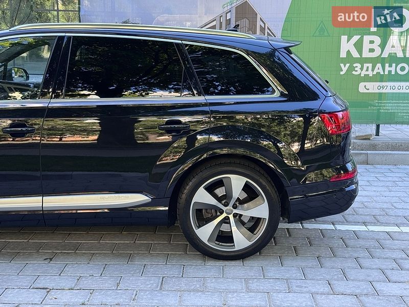 Позашляховик / Кросовер Audi Q7 2017 в Рівному