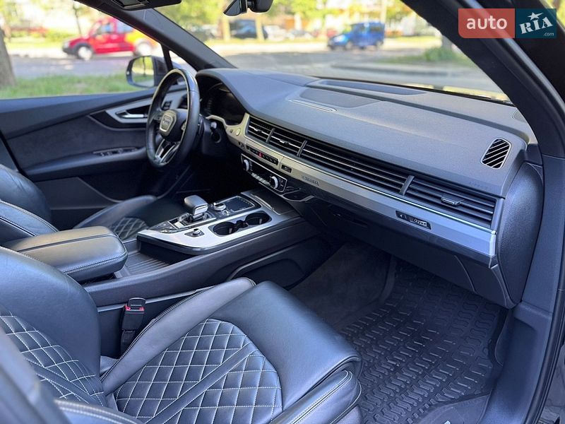 Позашляховик / Кросовер Audi Q7 2017 в Рівному
