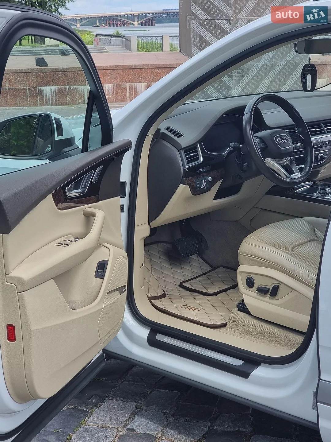 Audi Q7 2017 VIN WA1VAAF70JD018533 фото оголошення 15 з 69