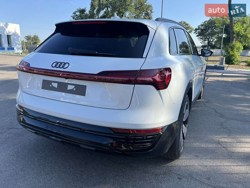 Позашляховик / Кросовер Audi Q8 e-tron 2023 в Дніпрі