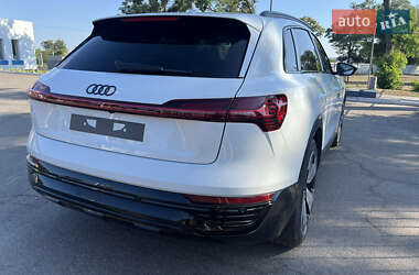 Позашляховик / Кросовер Audi Q8 e-tron 2023 в 