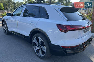 Позашляховик / Кросовер Audi Q8 e-tron 2023 в 