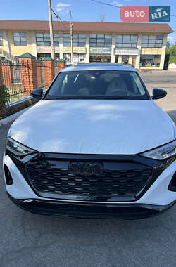 Позашляховик / Кросовер Audi Q8 e-tron 2023 в 