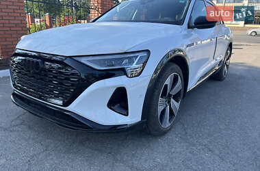 Позашляховик / Кросовер Audi Q8 e-tron 2023 в 