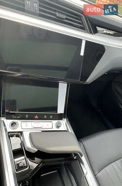 Позашляховик / Кросовер Audi Q8 e-tron 2023 в 