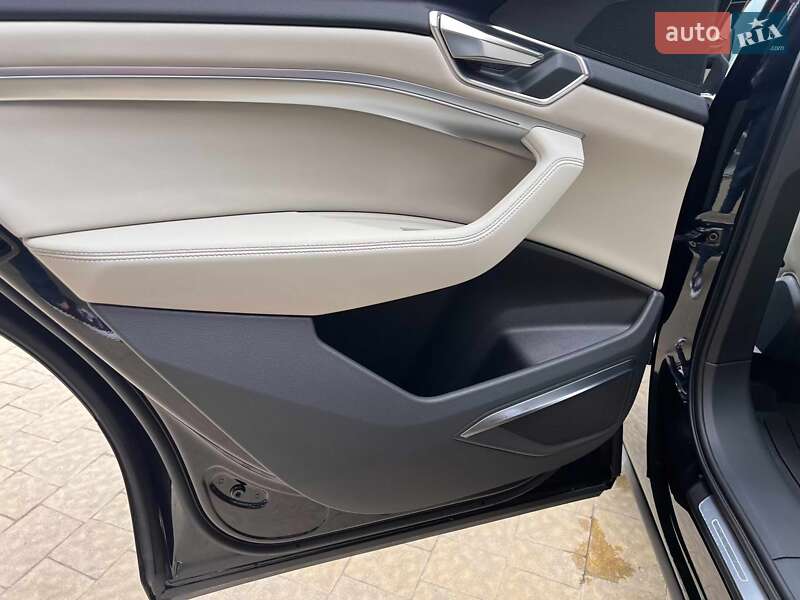 Позашляховик / Кросовер Audi Q8 e-tron 2023 в Львові