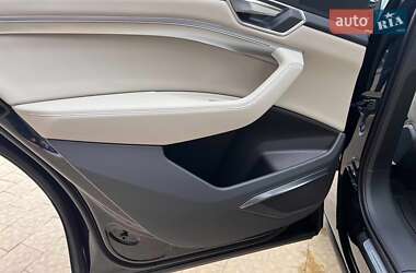 Позашляховик / Кросовер Audi Q8 e-tron 2023 в 