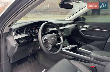 Позашляховик / Кросовер Audi Q8 e-tron 2023 в 
