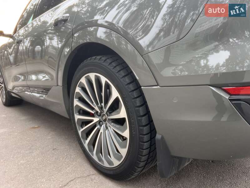 Позашляховик / Кросовер Audi Q8 e-tron 2023 в Вінниці