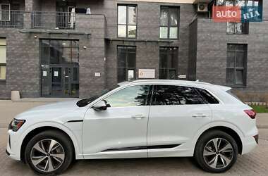 Внедорожник / Кроссовер Audi Q8 e-tron 2023 в 