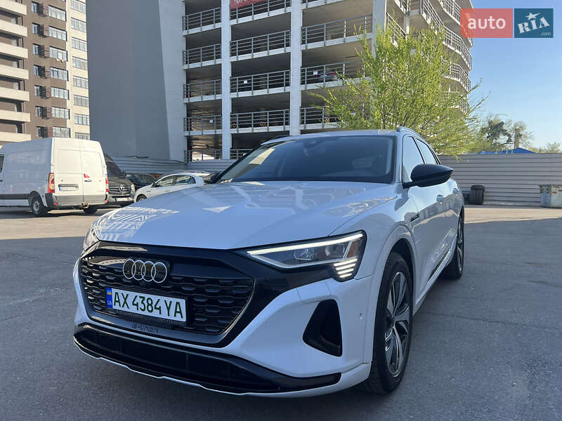 Позашляховик / Кросовер Audi Q8 e-tron 2023 в 