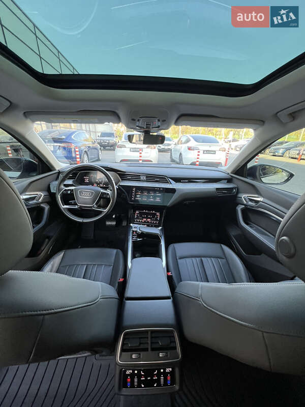 Позашляховик / Кросовер Audi Q8 e-tron 2023 в Харкові