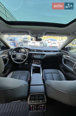 Позашляховик / Кросовер Audi Q8 e-tron 2023 в 