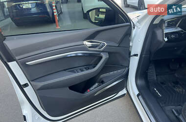 Позашляховик / Кросовер Audi Q8 e-tron 2023 в 
