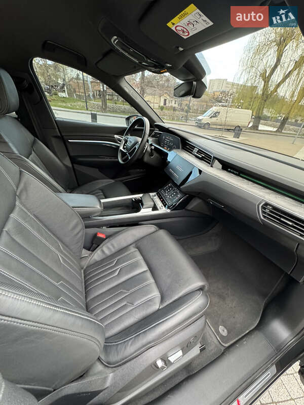 Позашляховик / Кросовер Audi Q8 e-tron 2023 в Львові