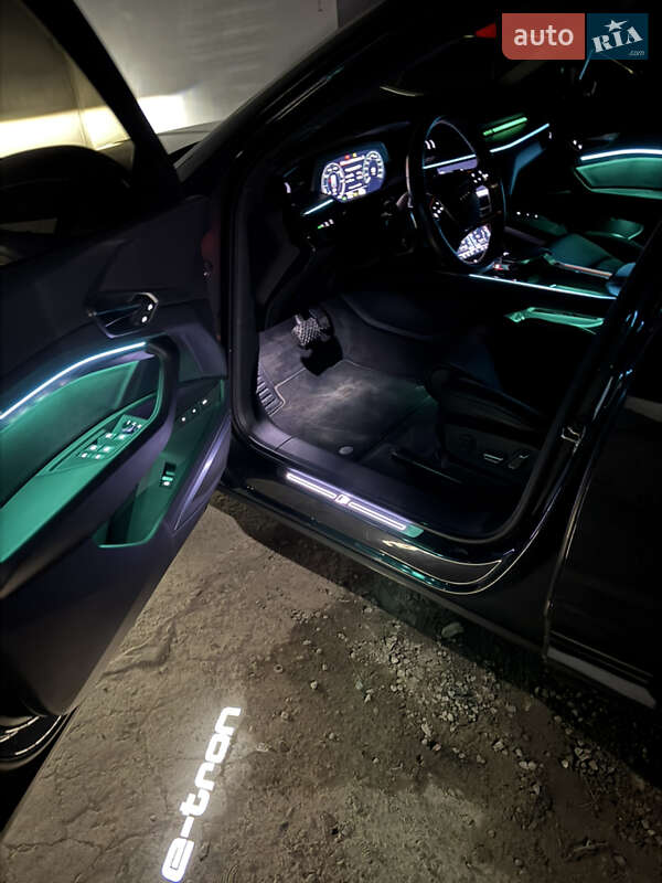 Позашляховик / Кросовер Audi Q8 e-tron 2023 в Львові