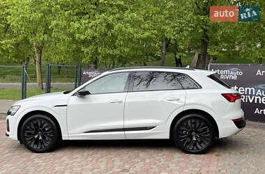 Позашляховик / Кросовер Audi Q8 e-tron 2024 в 