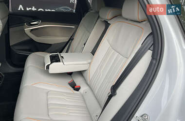 Позашляховик / Кросовер Audi Q8 e-tron 2024 в 