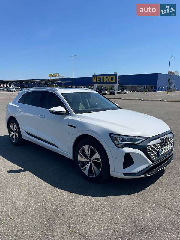Внедорожник / Кроссовер Audi Q8 e-tron 2023 в 