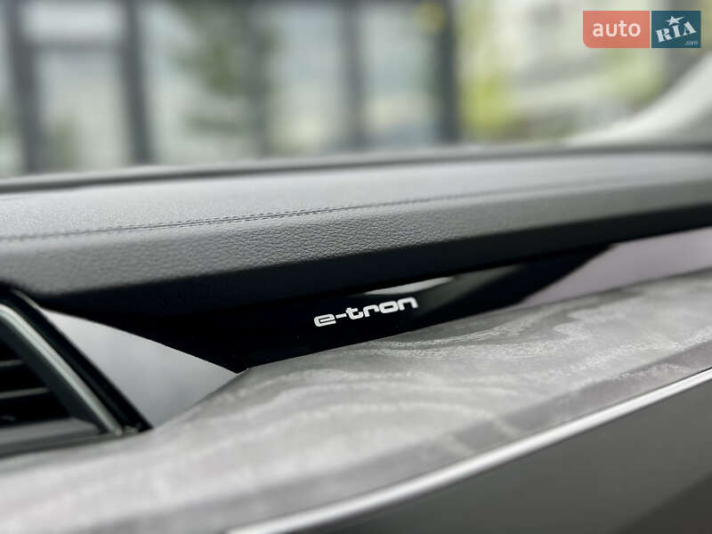 Позашляховик / Кросовер Audi Q8 e-tron 2023 в Києві