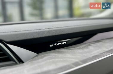 Позашляховик / Кросовер Audi Q8 e-tron 2023 в 