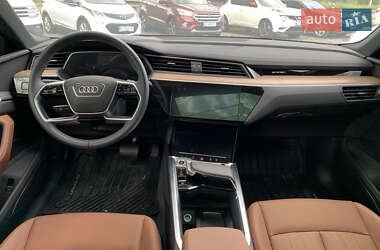 Позашляховик / Кросовер Audi Q8 e-tron 2023 в 
