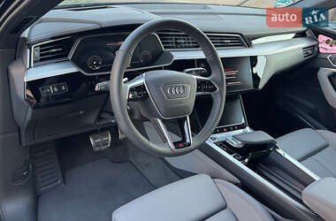 Позашляховик / Кросовер Audi Q8 e-tron 2023 в 