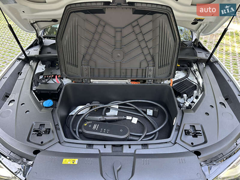 Позашляховик / Кросовер Audi Q8 e-tron 2023 в Харкові