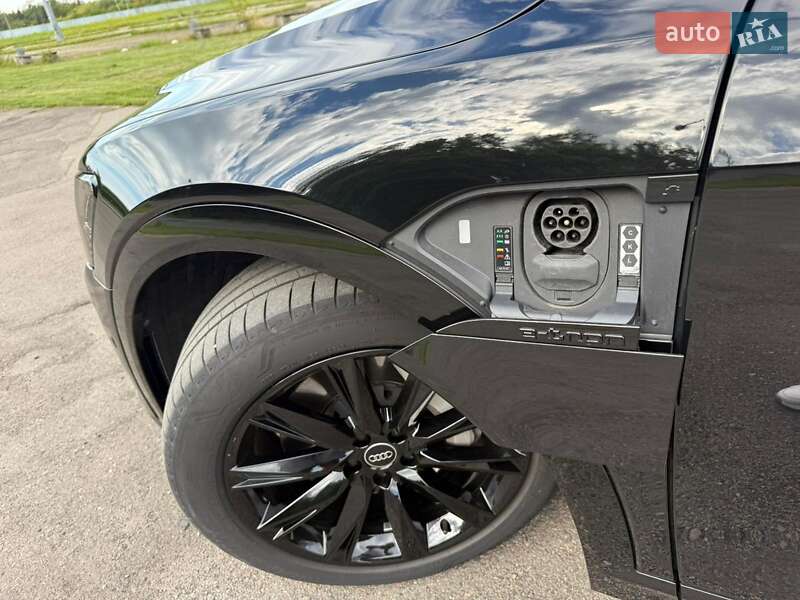 Позашляховик / Кросовер Audi Q8 e-tron 2023 в Львові