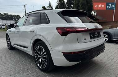 Позашляховик / Кросовер Audi Q8 e-tron 2023 в 