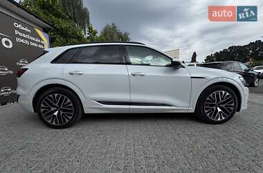 Позашляховик / Кросовер Audi Q8 e-tron 2023 в 