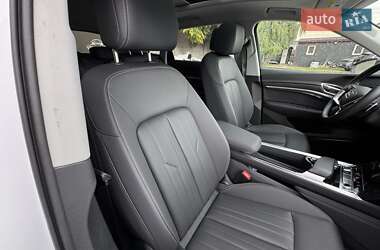 Позашляховик / Кросовер Audi Q8 e-tron 2023 в 