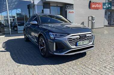 Позашляховик / Кросовер Audi Q8 e-tron 2023 в 