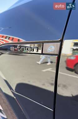 Позашляховик / Кросовер Audi Q8 e-tron 2023 в 
