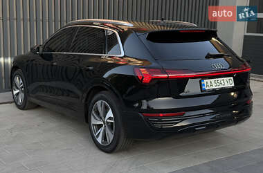 Позашляховик / Кросовер Audi Q8 e-tron 2023 в 