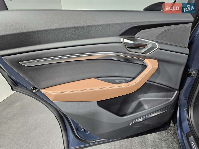 Позашляховик / Кросовер Audi Q8 e-tron 2023 в Києві