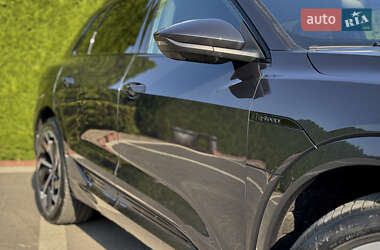 Позашляховик / Кросовер Audi Q8 e-tron 2023 в 