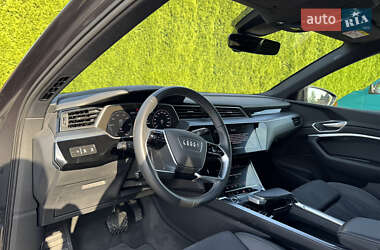 Позашляховик / Кросовер Audi Q8 e-tron 2023 в 