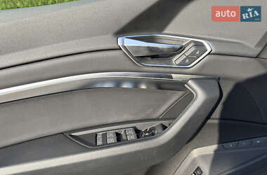 Позашляховик / Кросовер Audi Q8 e-tron 2023 в 