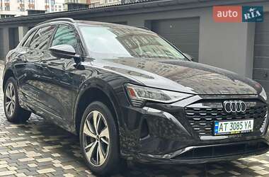 Позашляховик / Кросовер Audi Q8 e-tron 2023 в 