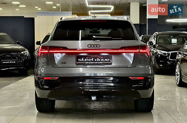 Позашляховик / Кросовер Audi Q8 e-tron 2023 в 