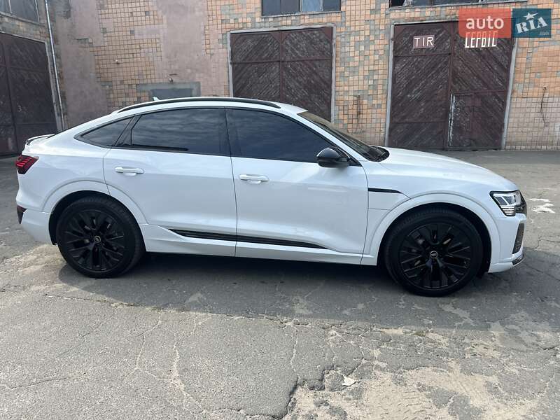 Позашляховик / Кросовер Audi Q8 e-tron 2023 в Києві
