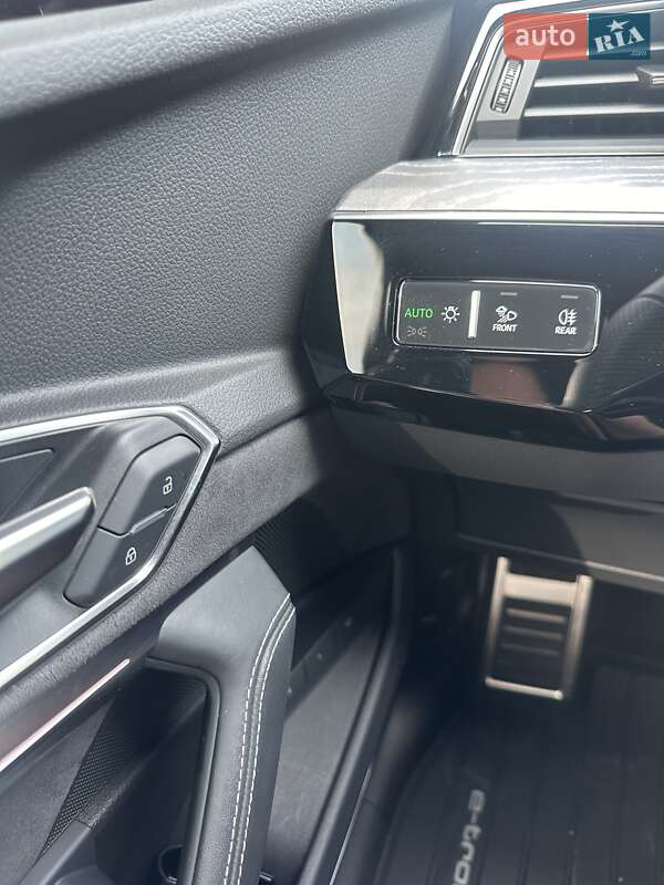 Позашляховик / Кросовер Audi Q8 e-tron 2023 в Києві