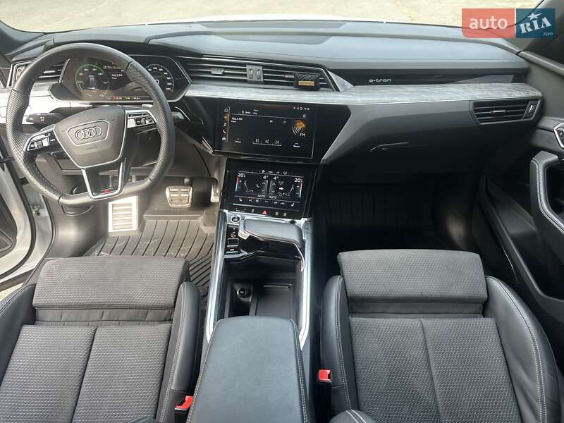 Позашляховик / Кросовер Audi Q8 e-tron 2023 в Києві