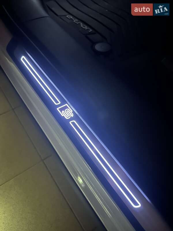 Внедорожник / Кроссовер Audi Q8 e-tron 2023 в Киеве