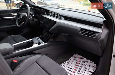 Позашляховик / Кросовер Audi Q8 e-tron 2023 в 