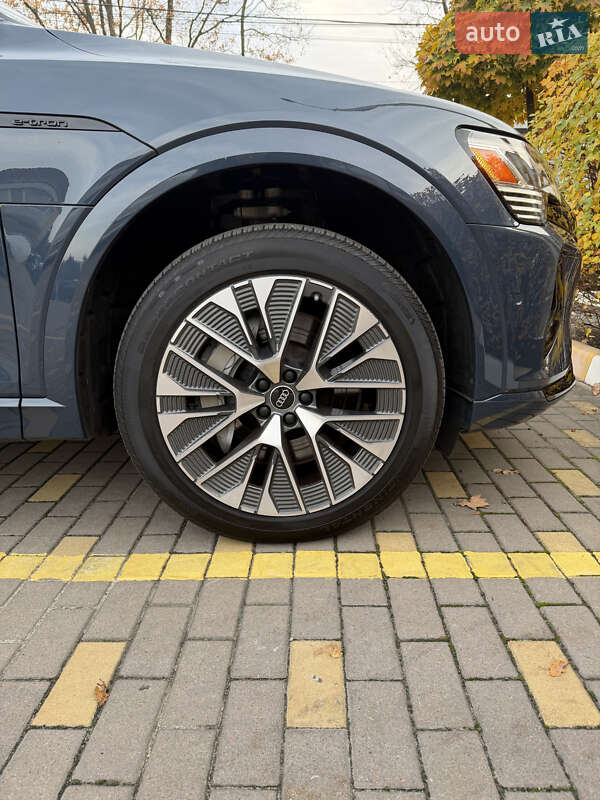 Позашляховик / Кросовер Audi Q8 e-tron 2023 в Києві