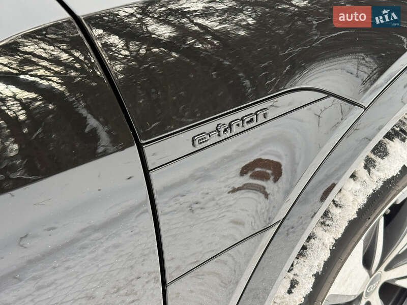 Позашляховик / Кросовер Audi Q8 e-tron 2023 в Києві