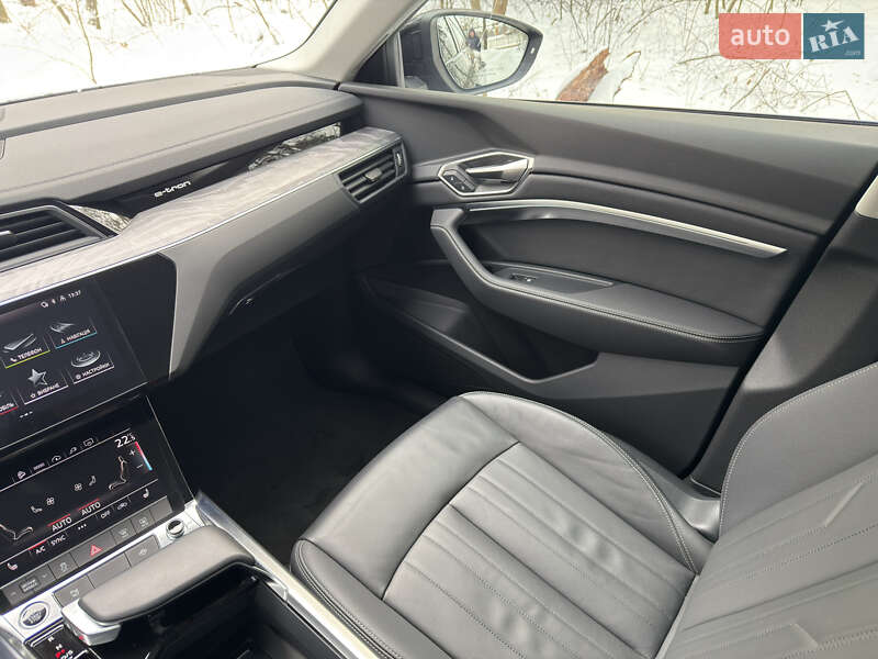 Позашляховик / Кросовер Audi Q8 e-tron 2023 в Києві